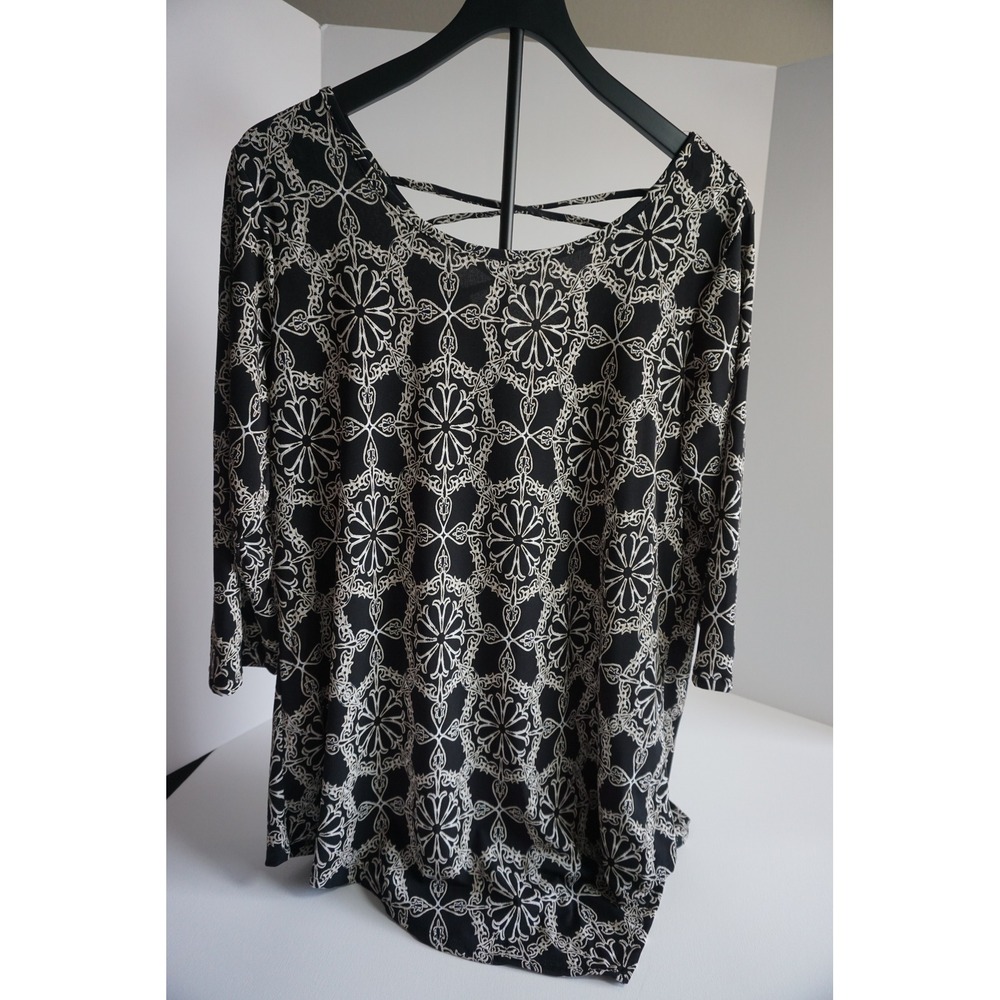 New Directions Curvy Women 2X Black White Medallion Crisscross V-Neck Top